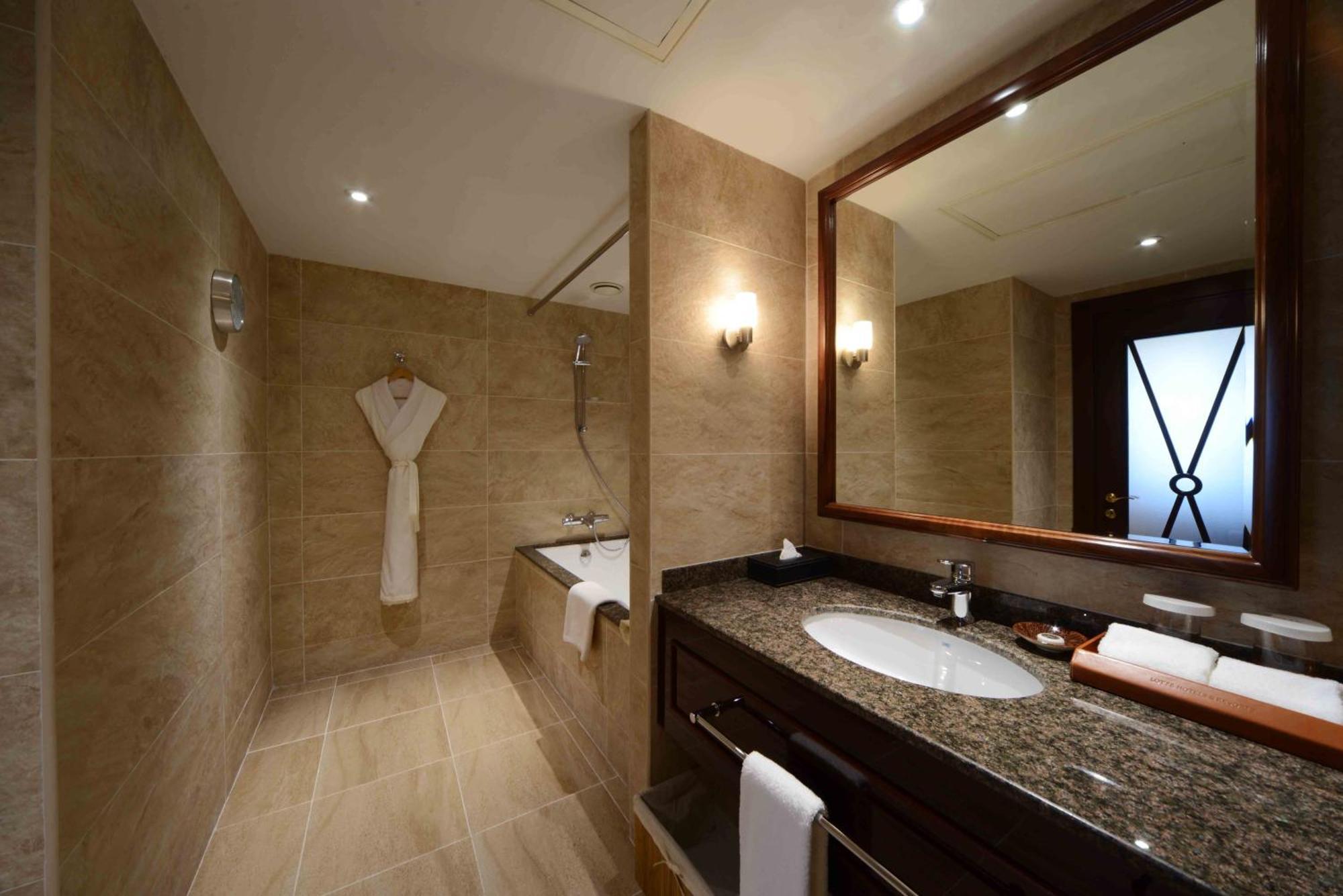 Lotte City Hotels Tashkent Palace Стая снимка