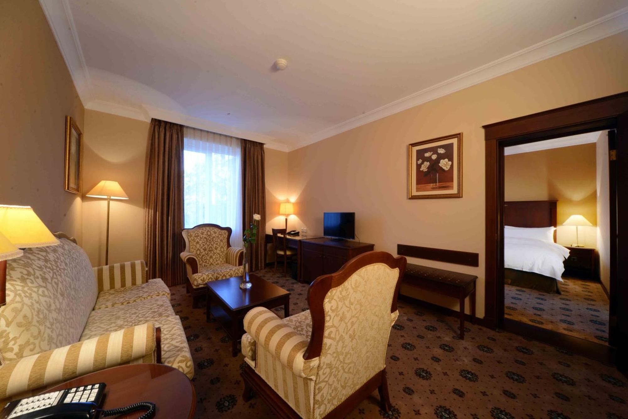Lotte City Hotels Tashkent Palace Стая снимка